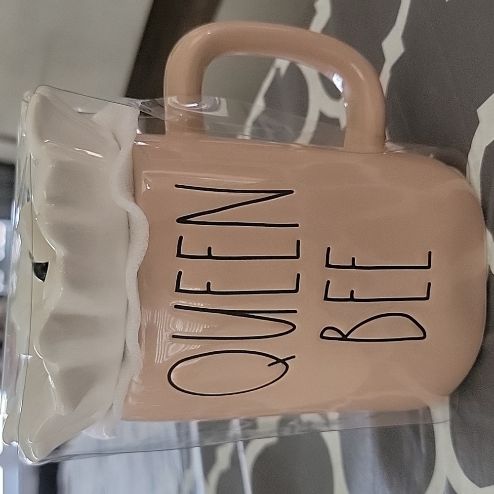 Rae Dunn QUEEN BEE  mug